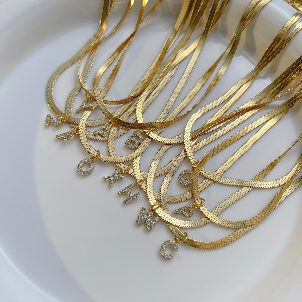 Ketting met letters in Franse stijl