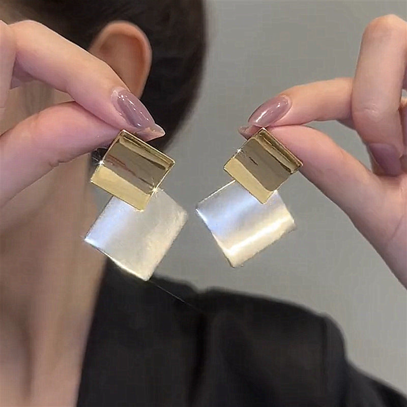 Vierkante contrasterende oorbellen