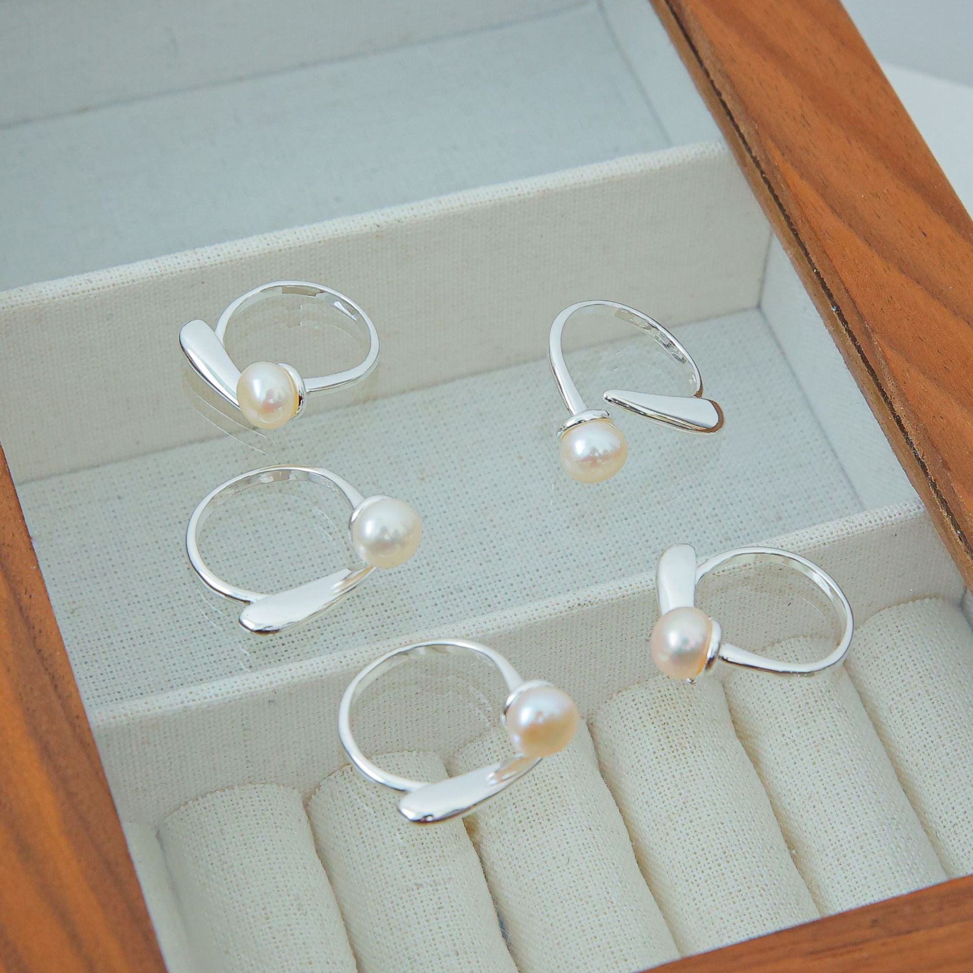 Sterling zilveren in elkaar grijpende parelring