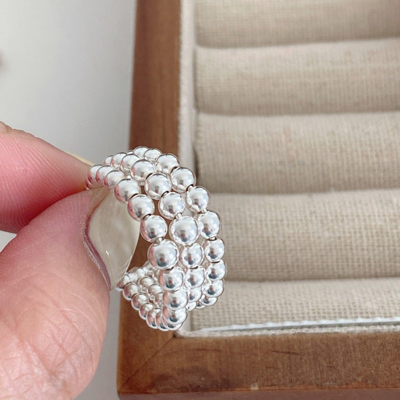 Meerlagige kleine zilveren kralenring