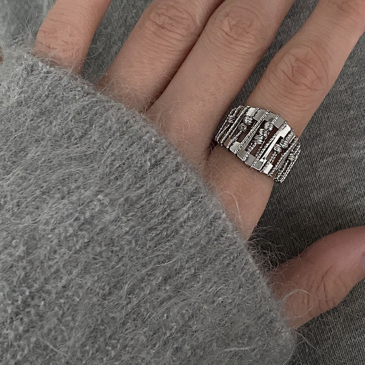 Opengewerkte, parelversierde, verstelbare ring