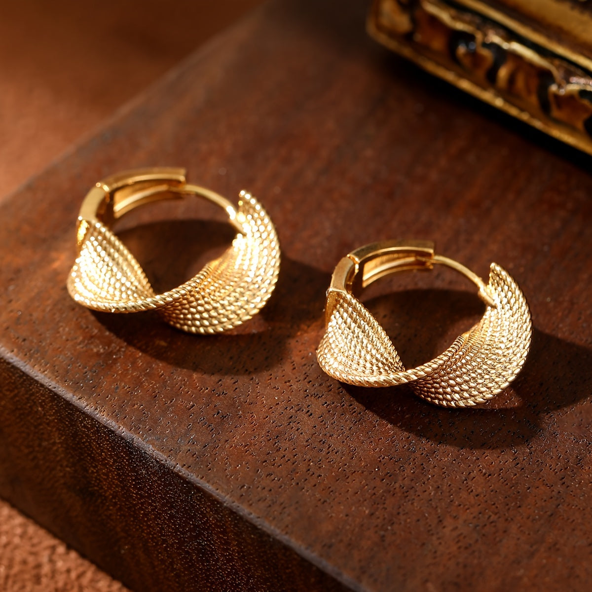 Gevormde Sereniteit Minimalistische Golfoorbellen met Gouden Stroming