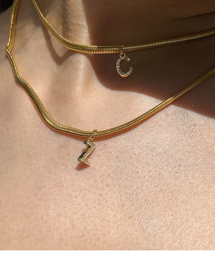 Ketting met letters in Franse stijl