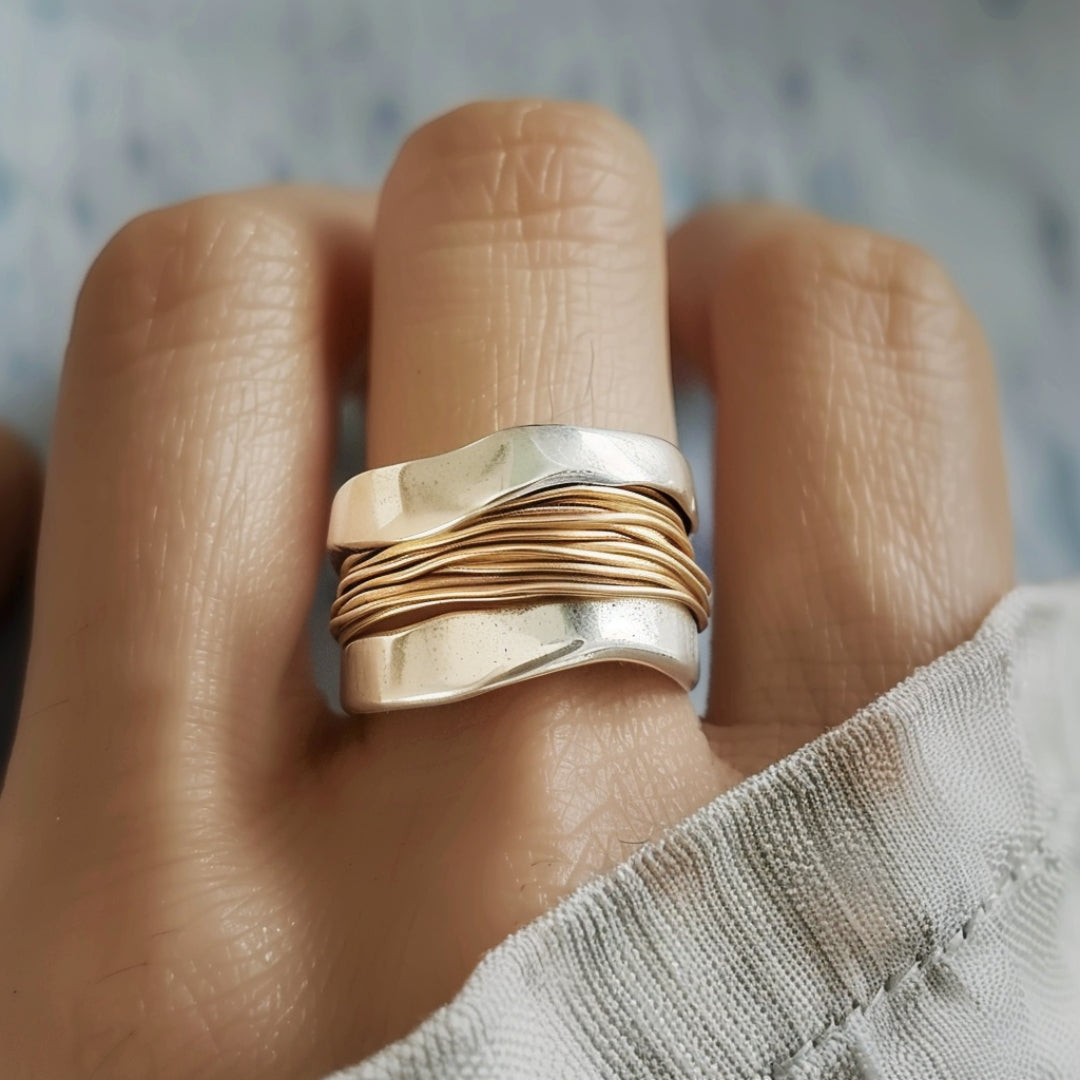 Tweekleurige Ring – Zilver met Gouden Draadaccenten
