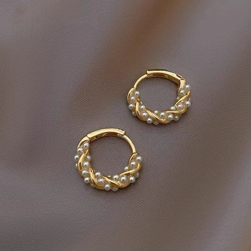 Kleine parel-creolenoorbellen