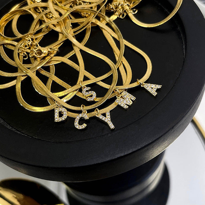 Ketting met letters in Franse stijl