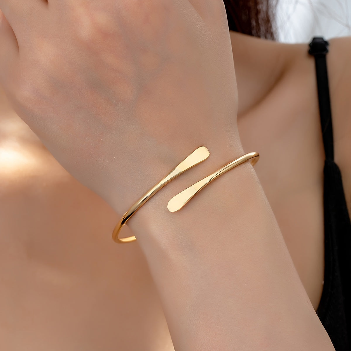 Zijdezachte Boog Minimalistische Gouden Armband voor Casual Chic