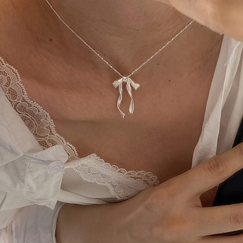 Elegante Ketting met Strikvormige Hanger en Synthetische Steen