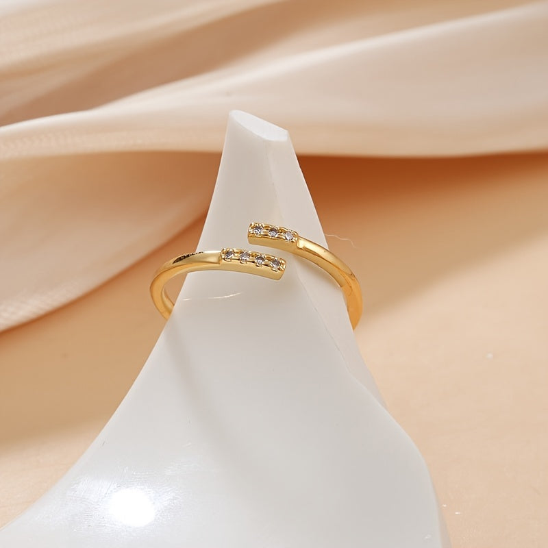 Gouden Gebogen Stralingsring – Elegantie met Sprankelende Cubic Zirkonia