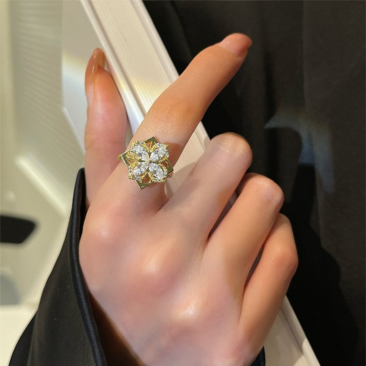 Roterende Klavertjevier Zirkonia Ring & Ketting