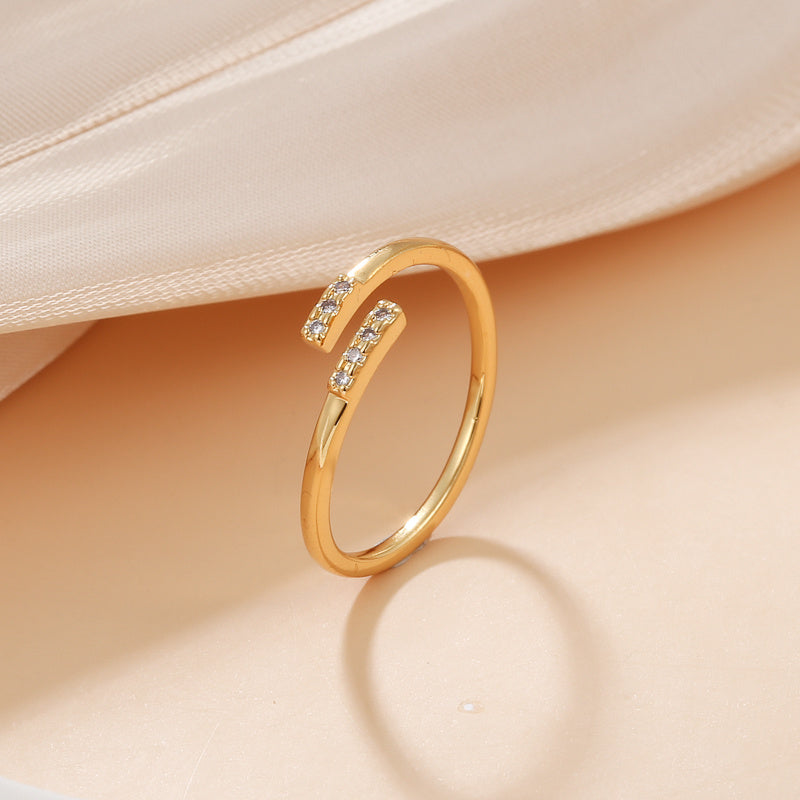 Gouden Gebogen Stralingsring – Elegantie met Sprankelende Cubic Zirkonia