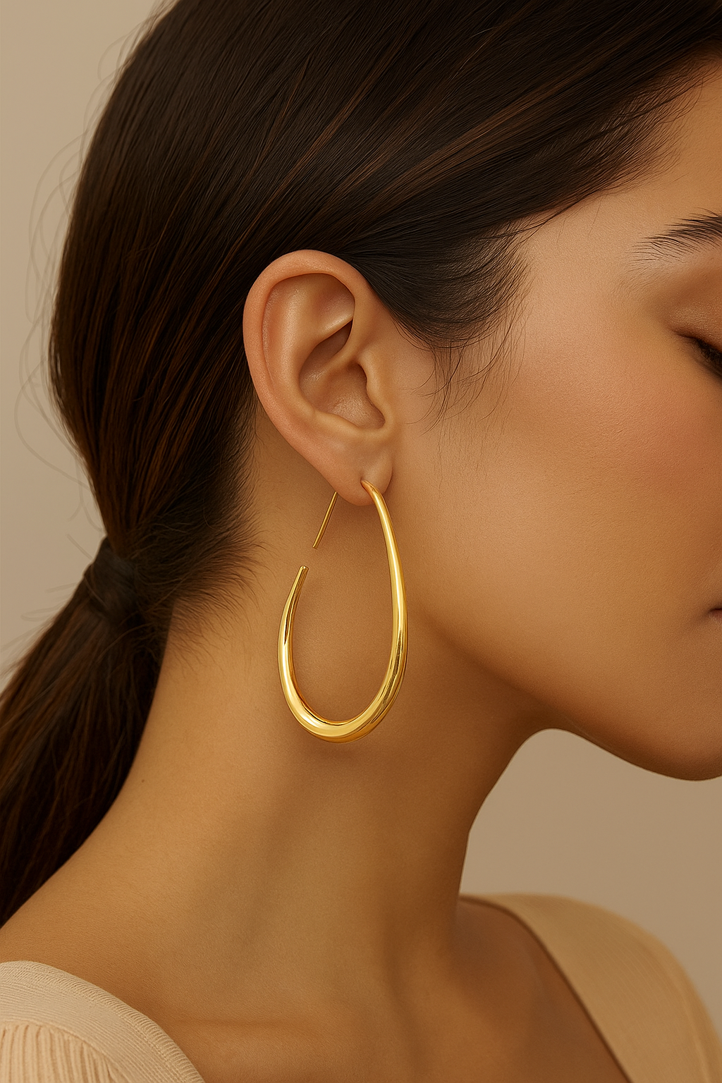 Minimalistische druppelvormige hoepeloorbellen voor elegante gelegenheden