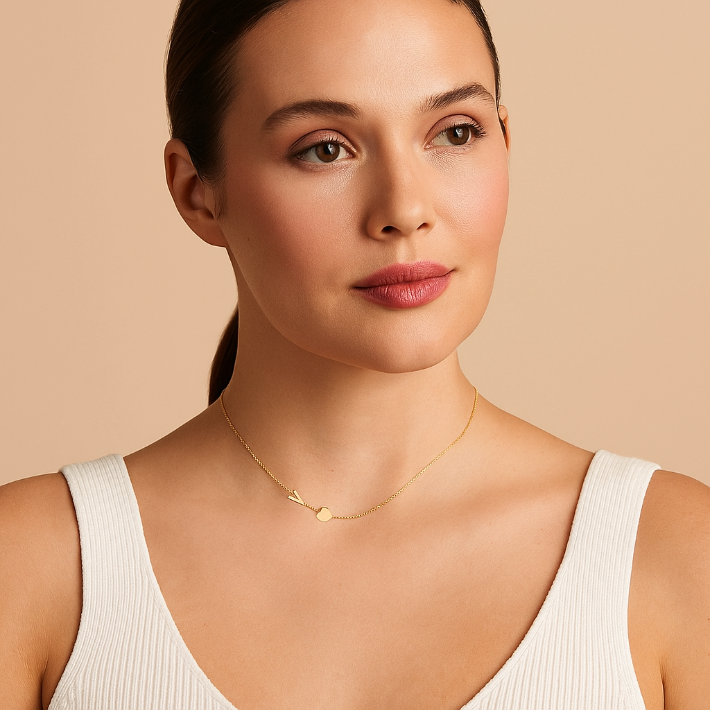 Fijne Gouden Chokerketting met Zijwaartse Initiaal & Hart – A–Z Letters voor Dames