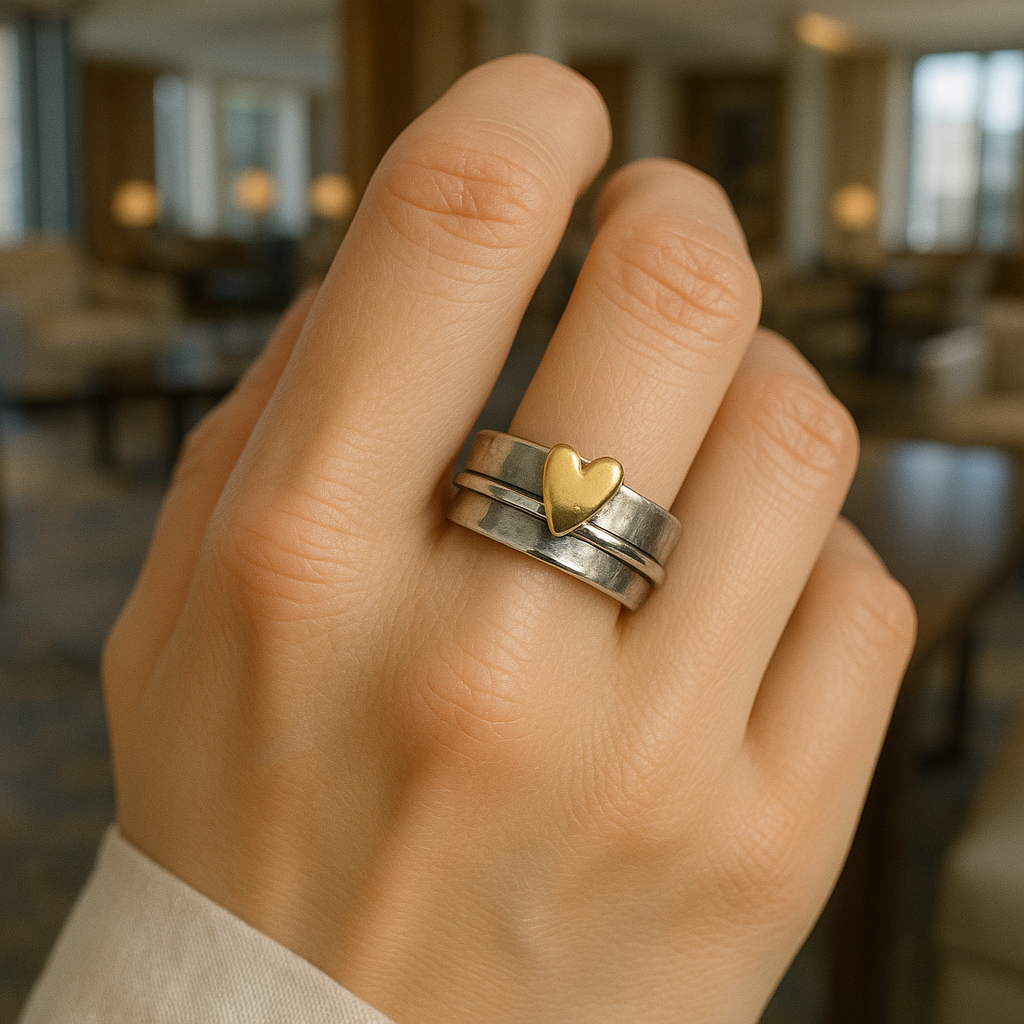 Mely – Zilveren ring met gouden hart