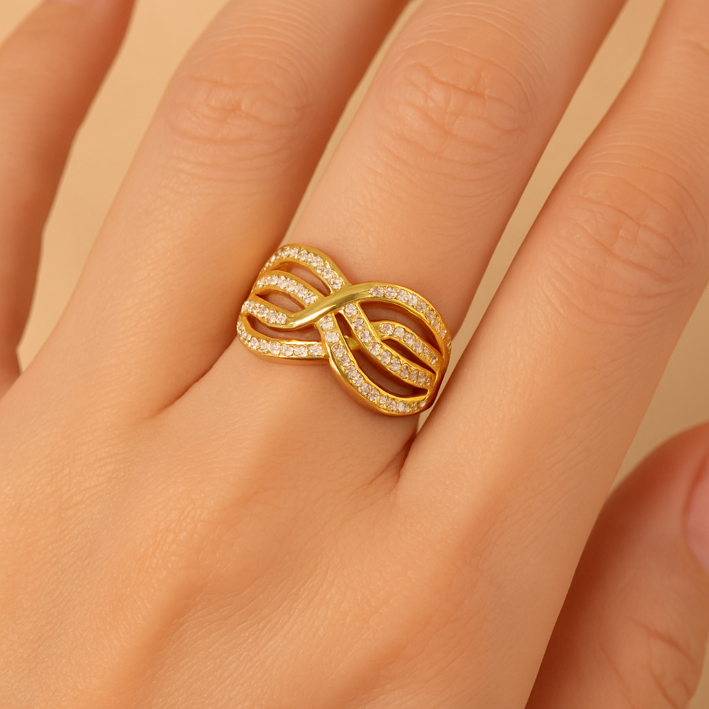 Elegante gouden bruidsring met pavé zirkonia lagen