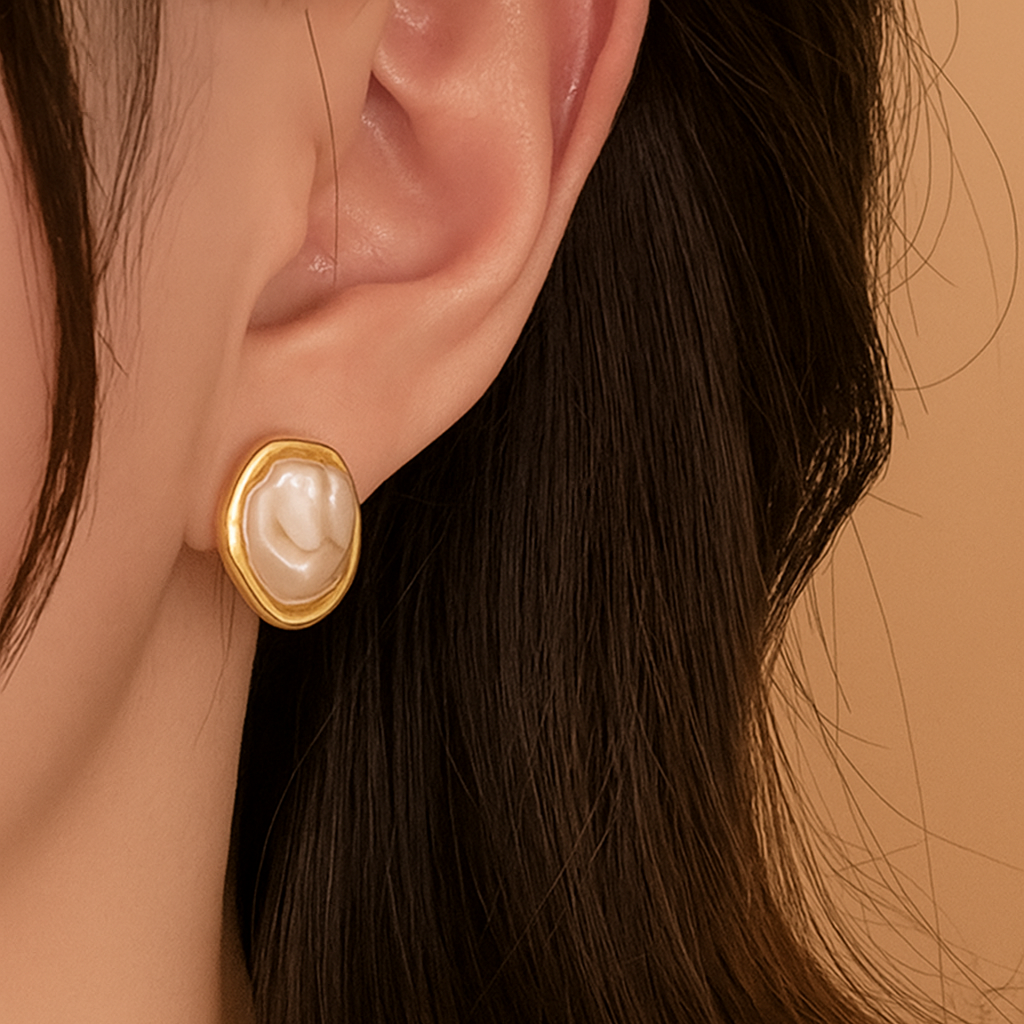 Elegante Onregelmatige Ovale Parel Oorknopjes – Goudkleurige Afwerking voor Dames