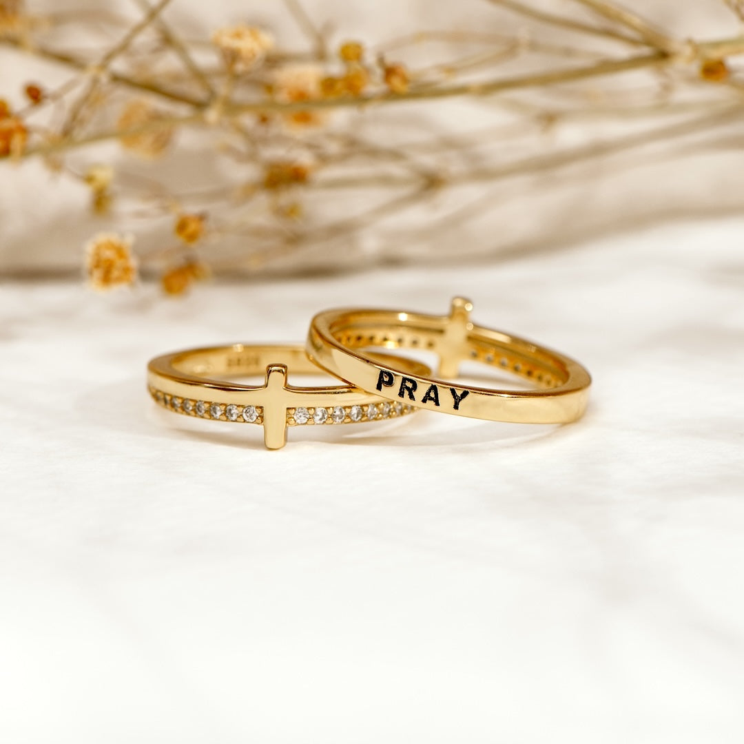 Elegante Gegraveerde Kruisring – Goudkleurige Afwerking