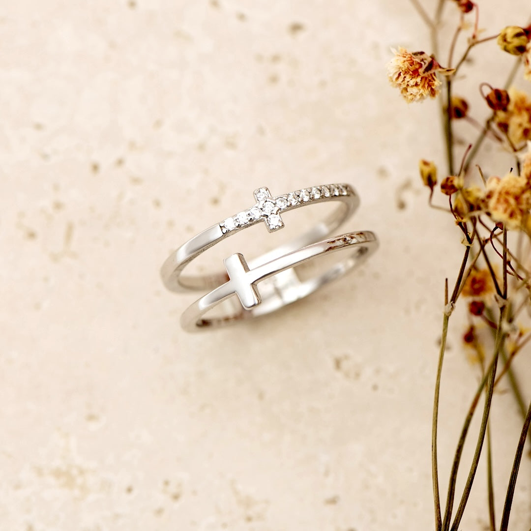 Elegante Twin Cross Ring met Zilverkleurige Afwerking