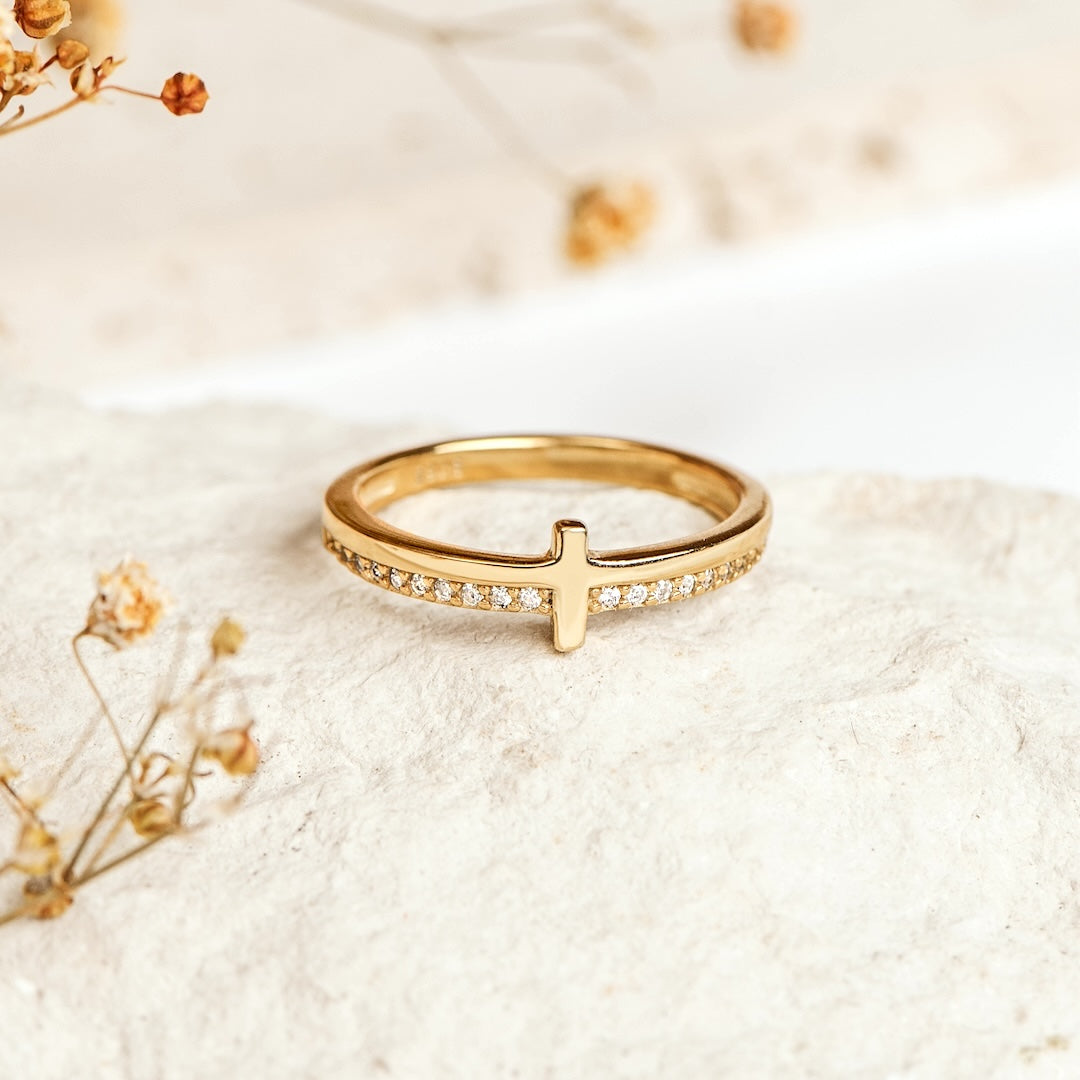 Elegante Gegraveerde Kruisring – Goudkleurige Afwerking