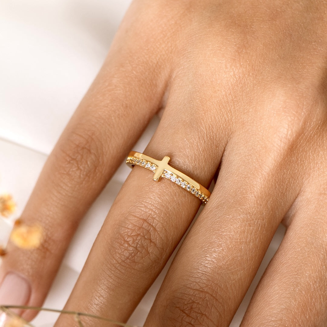 Elegante Gegraveerde Kruisring – Goudkleurige Afwerking