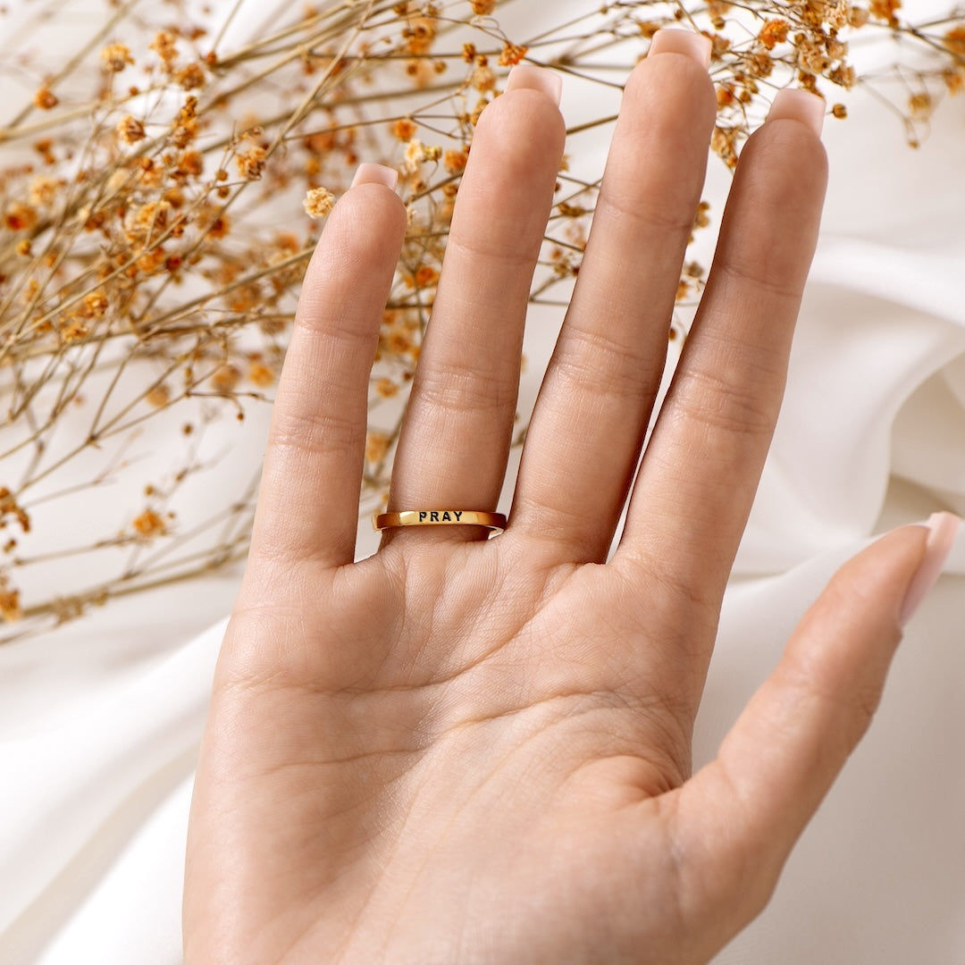 Elegante Gegraveerde Kruisring – Goudkleurige Afwerking
