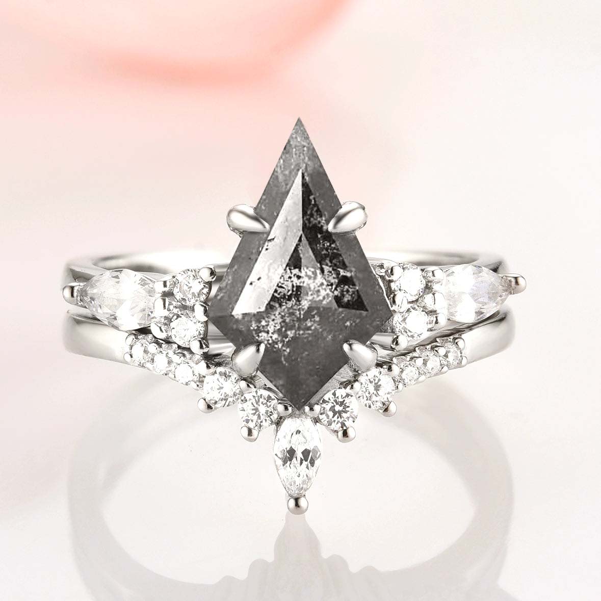Ruwdiamanten ring met zout-en-peper effect – Galaxy-geïnspireerde verlovingsset in kite-slijpvorm
