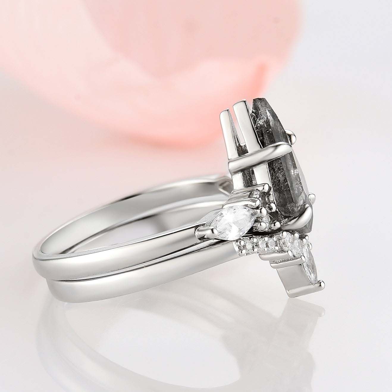 Ruwdiamanten ring met zout-en-peper effect – Galaxy-geïnspireerde verlovingsset in kite-slijpvorm