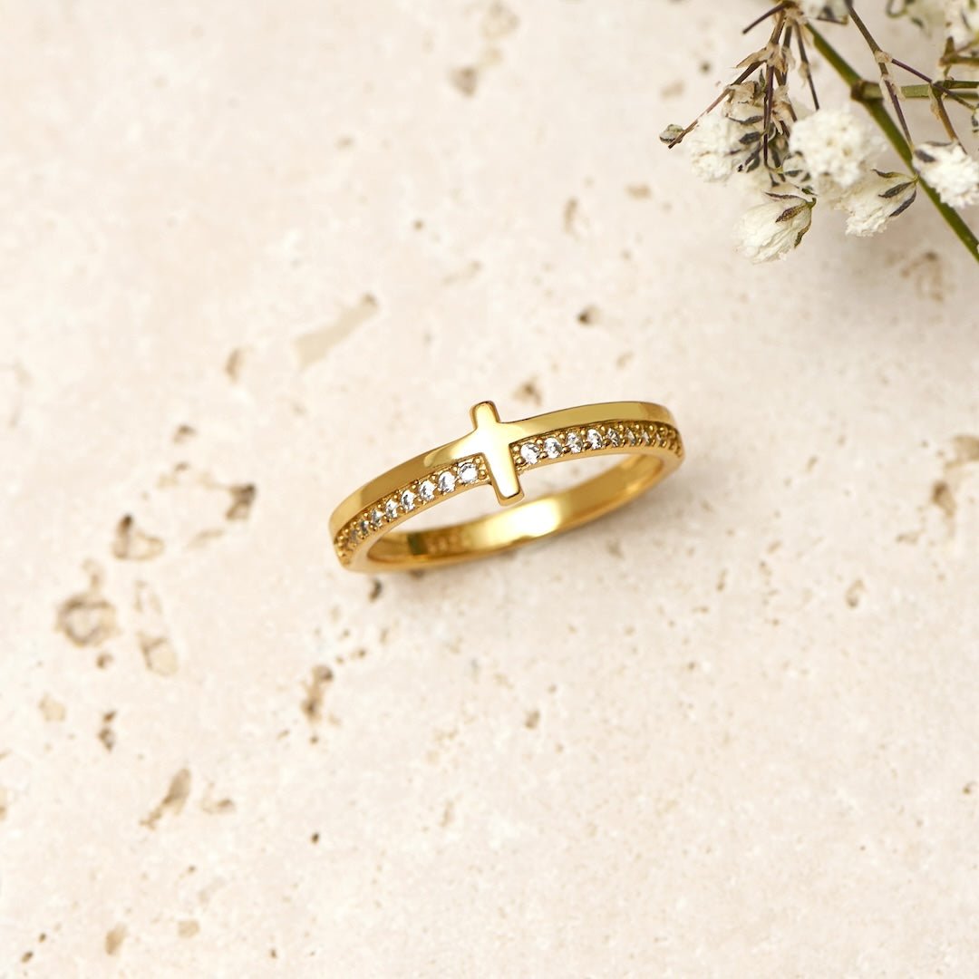 “Let God” Ring – Elegante Kruisring met Gouden Afwerking