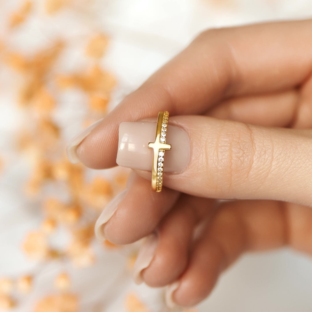 “Let God” Ring – Elegante Kruisring met Gouden Afwerking