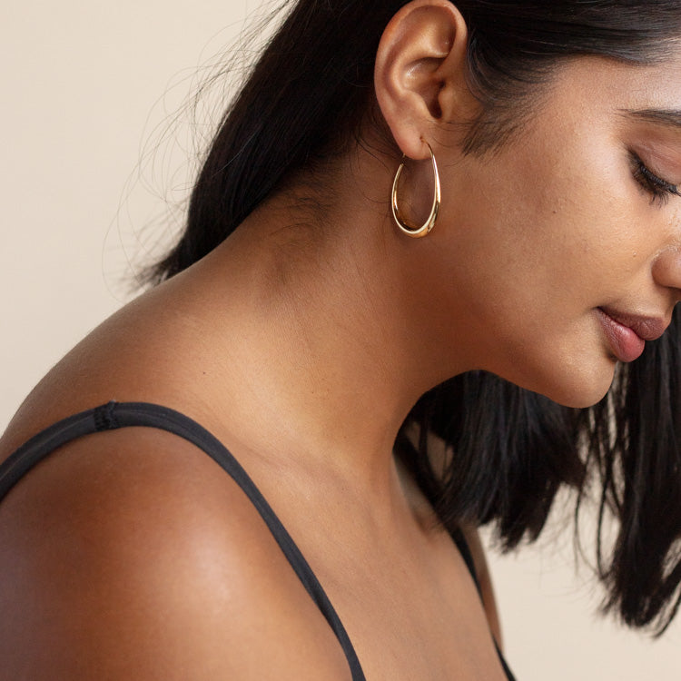 Vloeiende hoepeloorbellen