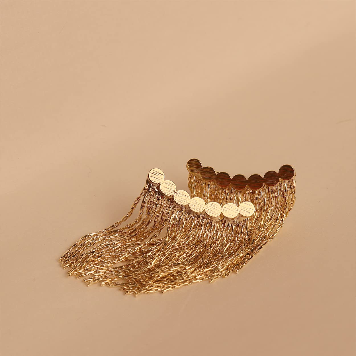 Lange oorbellen met gebogen staaf en kwast