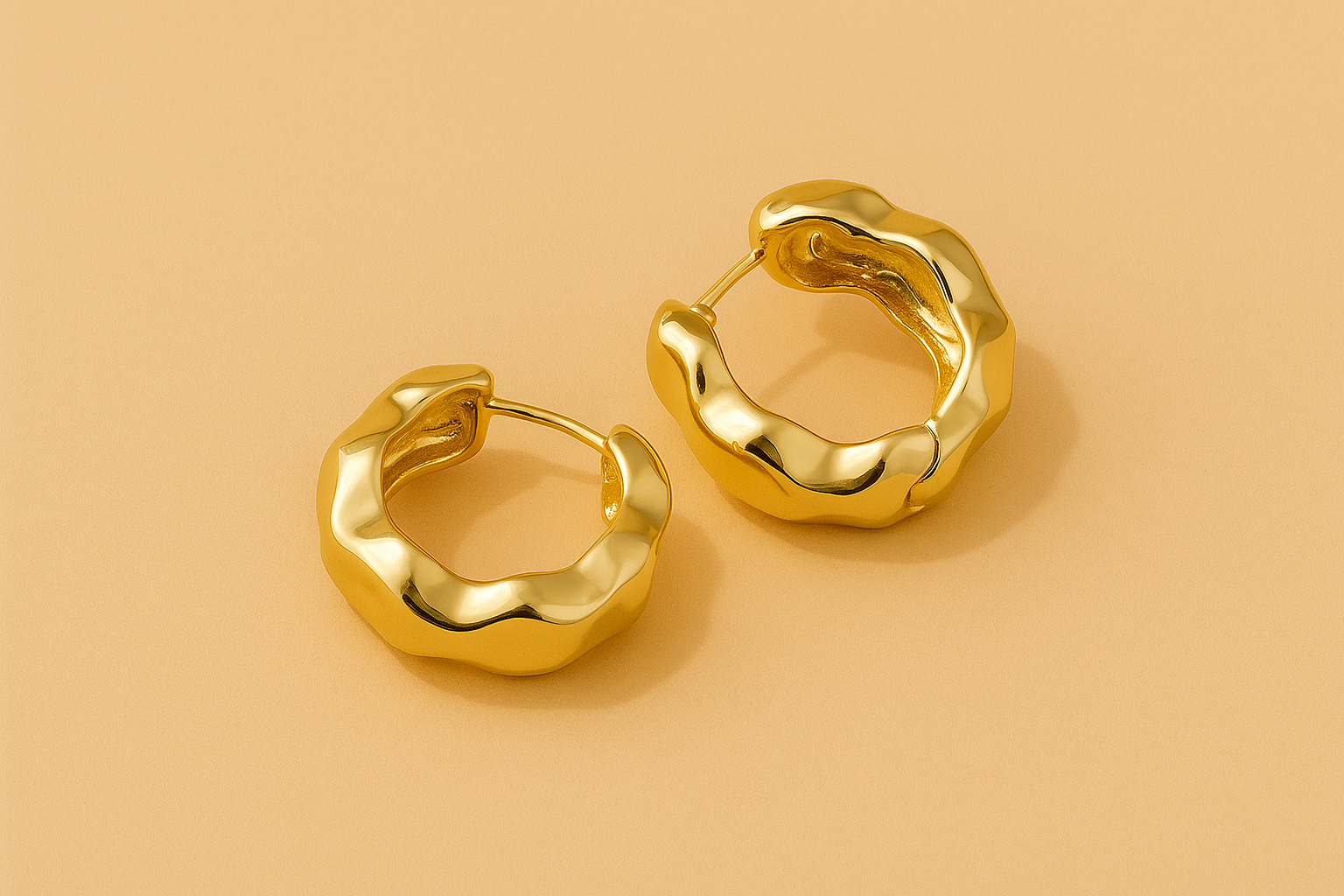 Elegante geplooide mini hoepeloorbellen in koper