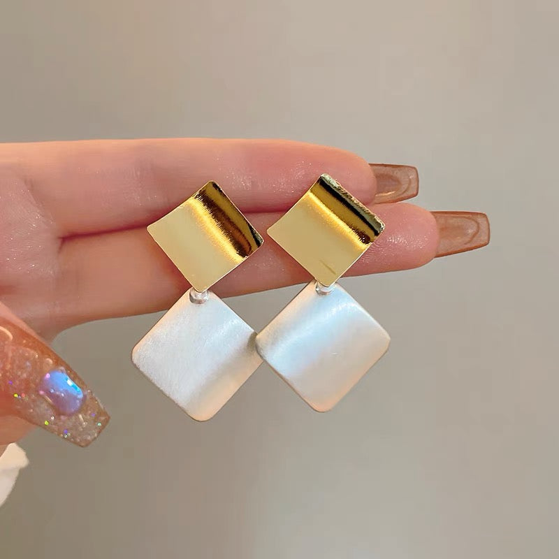 Vierkante contrasterende oorbellen