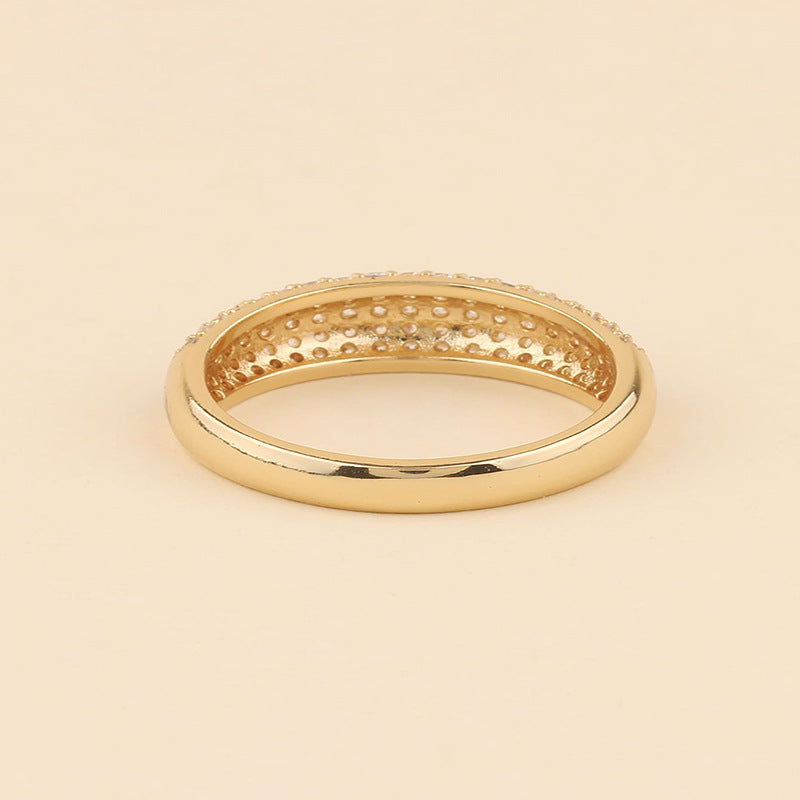 Gouden ring met kristallen koepel