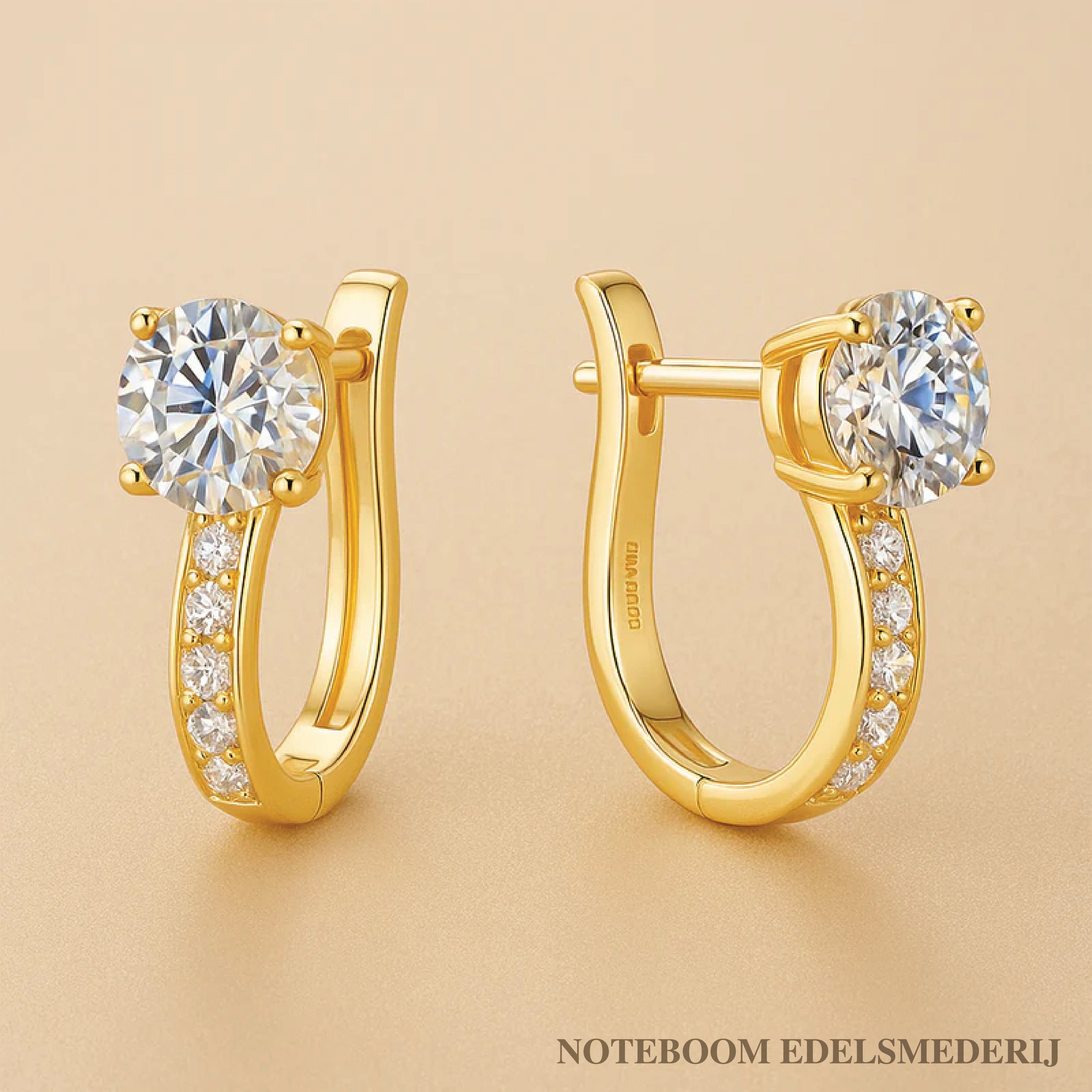 18K Witgouden Huggie Oorbellen – Channel-gezette Moissanite Sprankeling