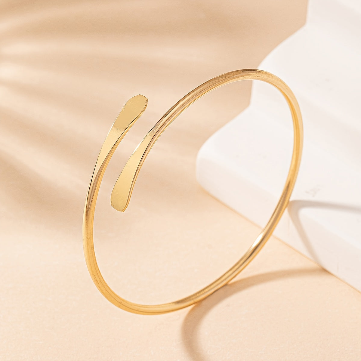 Zijdezachte Boog Minimalistische Gouden Armband voor Casual Chic