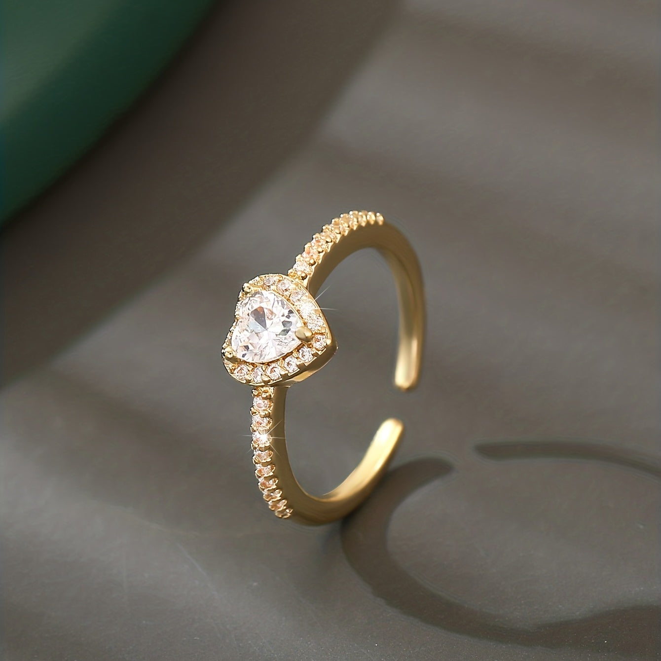 Vergulde Gebogen Ring met Fonkelende Zirkonia Bedel