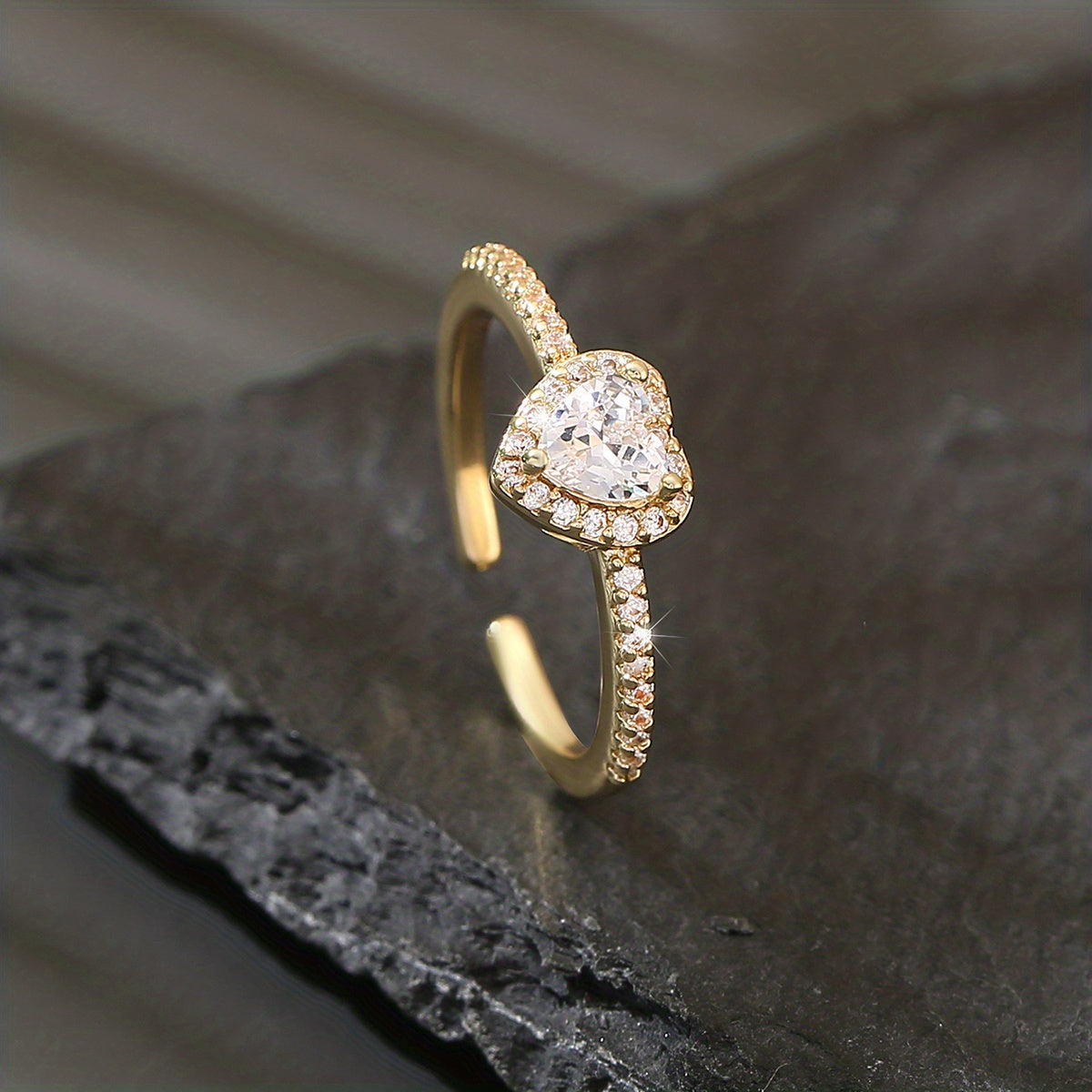 Vergulde Gebogen Ring met Fonkelende Zirkonia Bedel