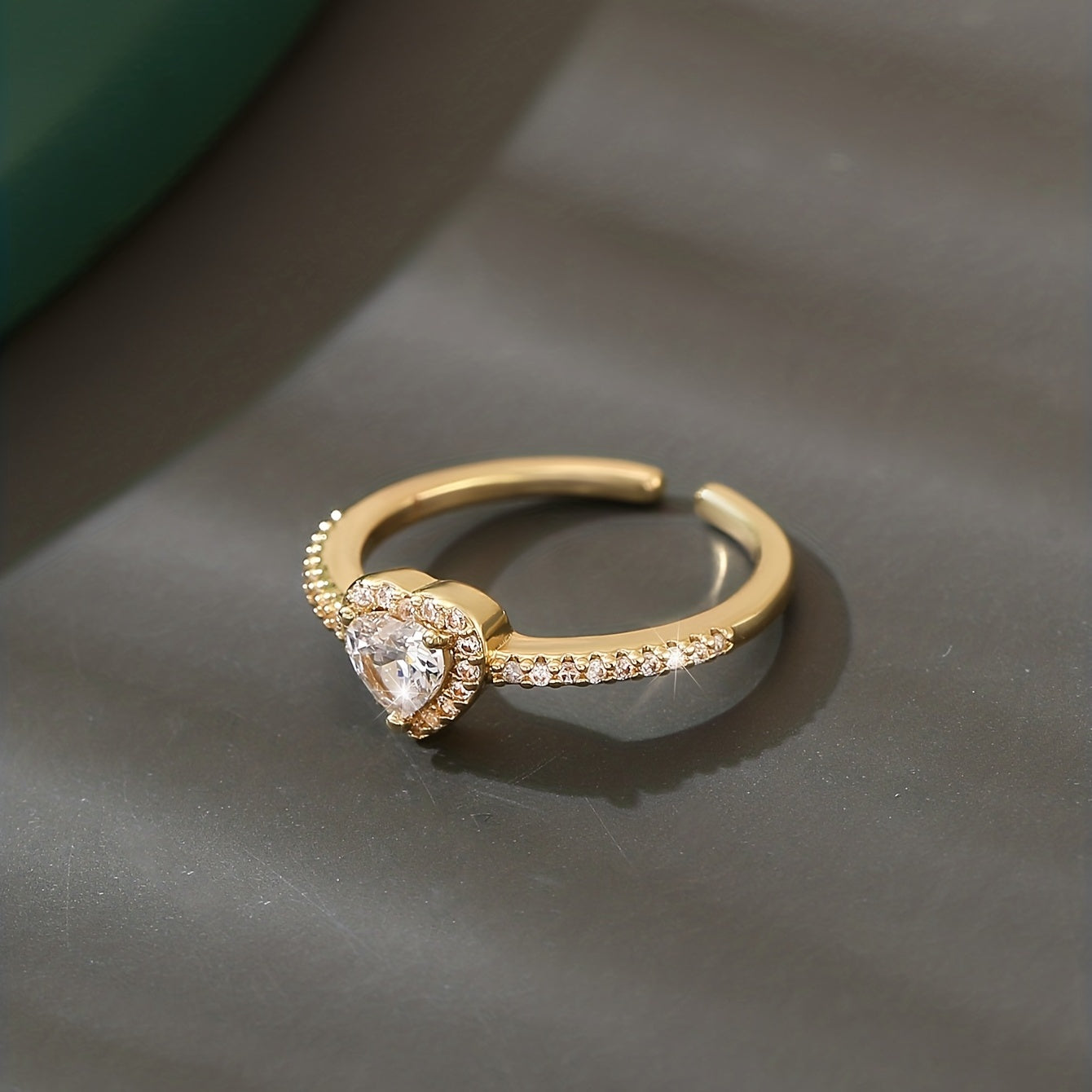 Vergulde Gebogen Ring met Fonkelende Zirkonia Bedel