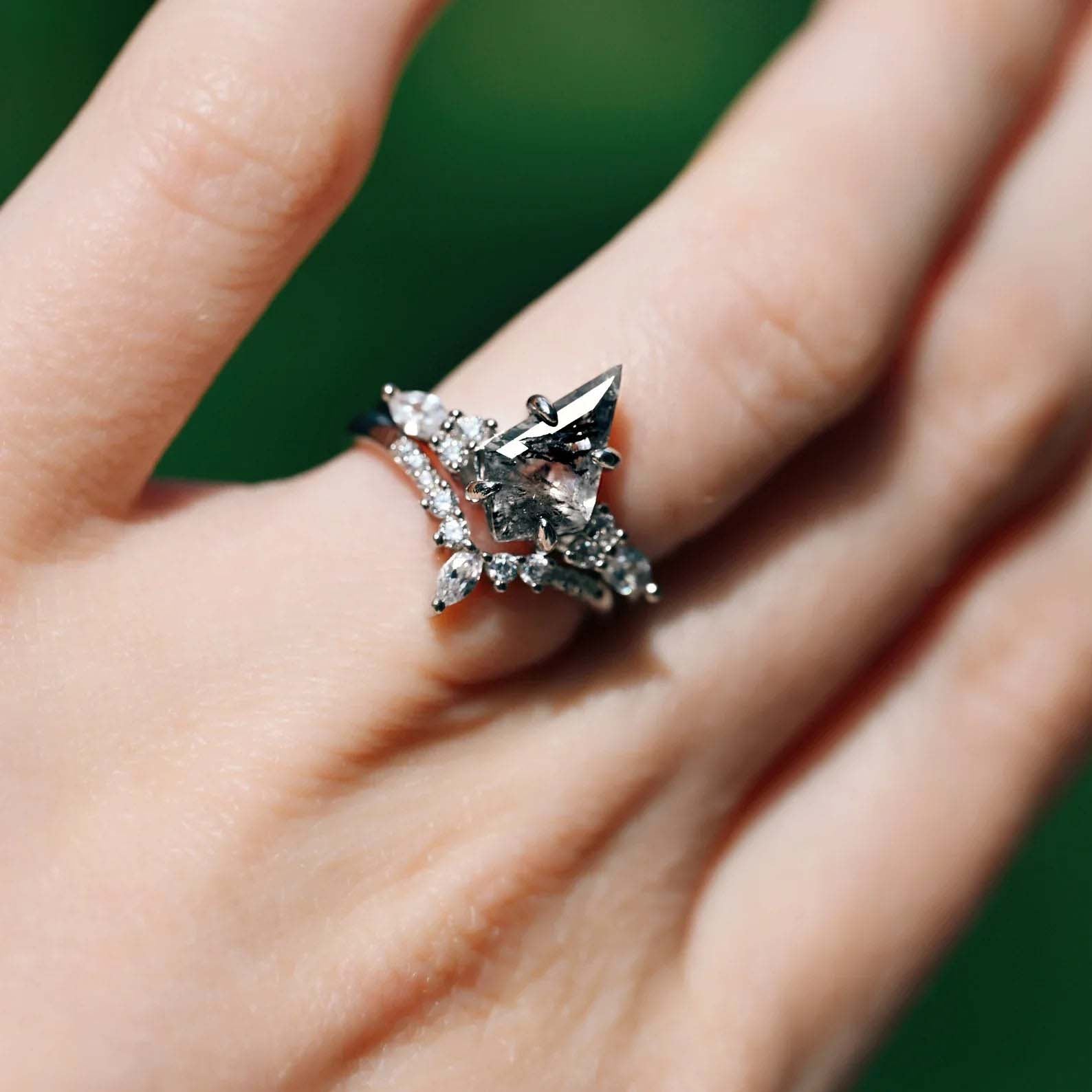 Ruwdiamanten ring met zout-en-peper effect – Galaxy-geïnspireerde verlovingsset in kite-slijpvorm