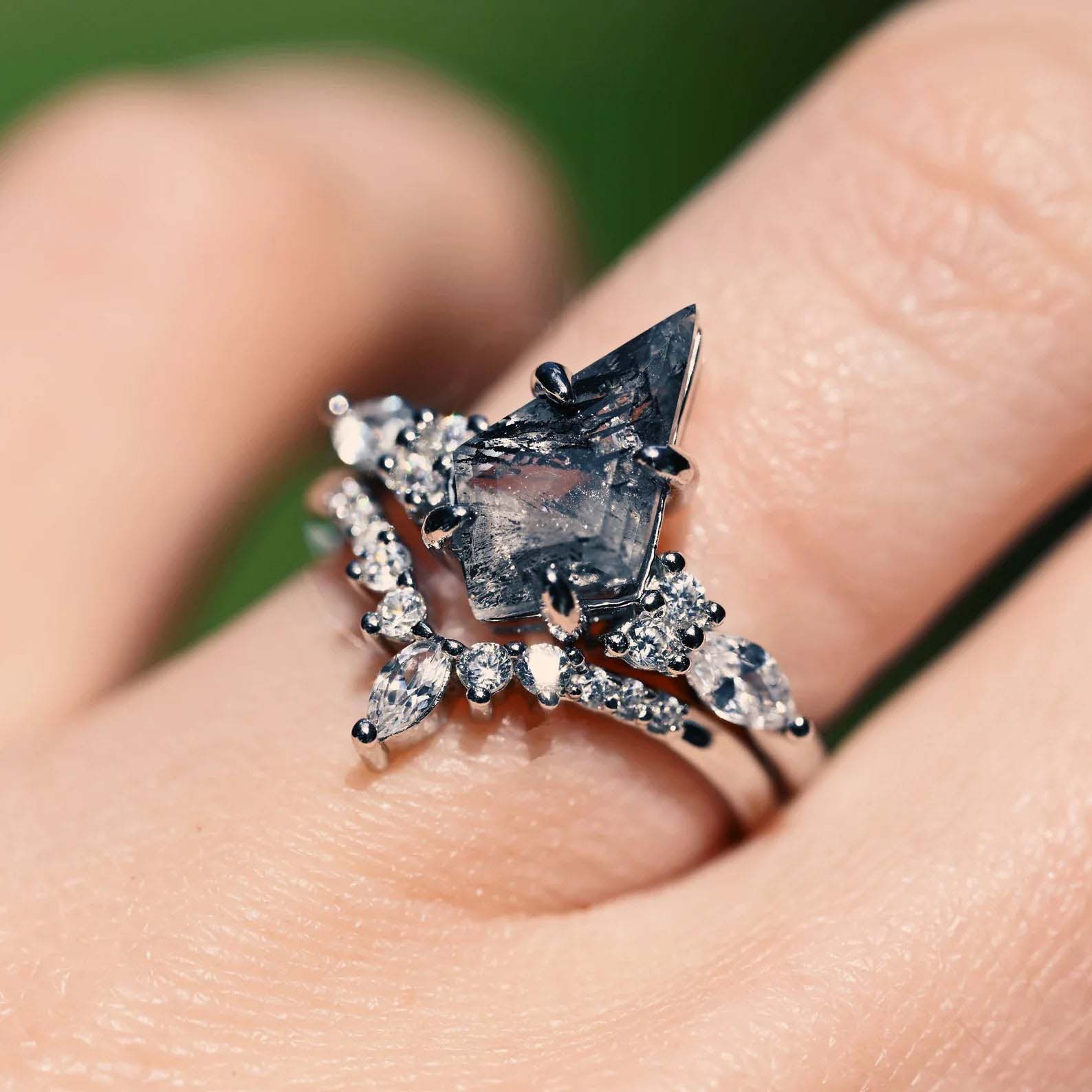 Ruwdiamanten ring met zout-en-peper effect – Galaxy-geïnspireerde verlovingsset in kite-slijpvorm