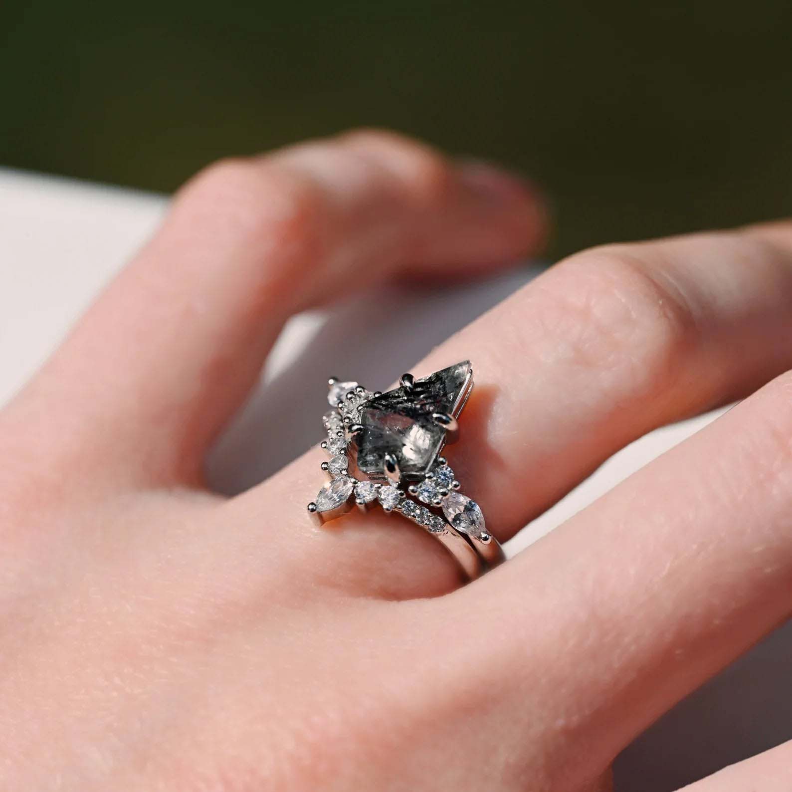 Ruwdiamanten ring met zout-en-peper effect – Galaxy-geïnspireerde verlovingsset in kite-slijpvorm