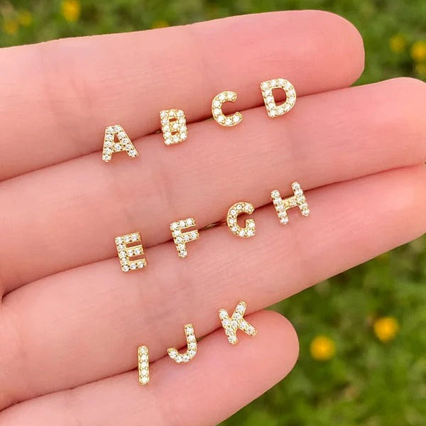 16K Gouden Gepersonaliseerde Initiaal Oorknopje – Elegant & Stralend