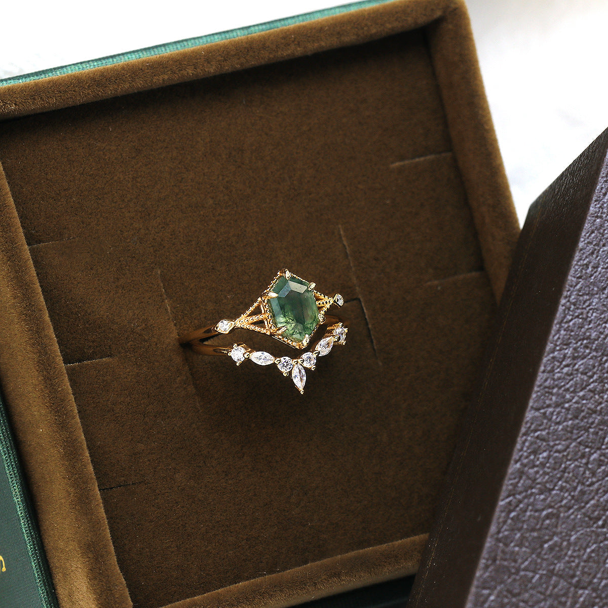 Elegante ring met natuurlijke groene mosagaat