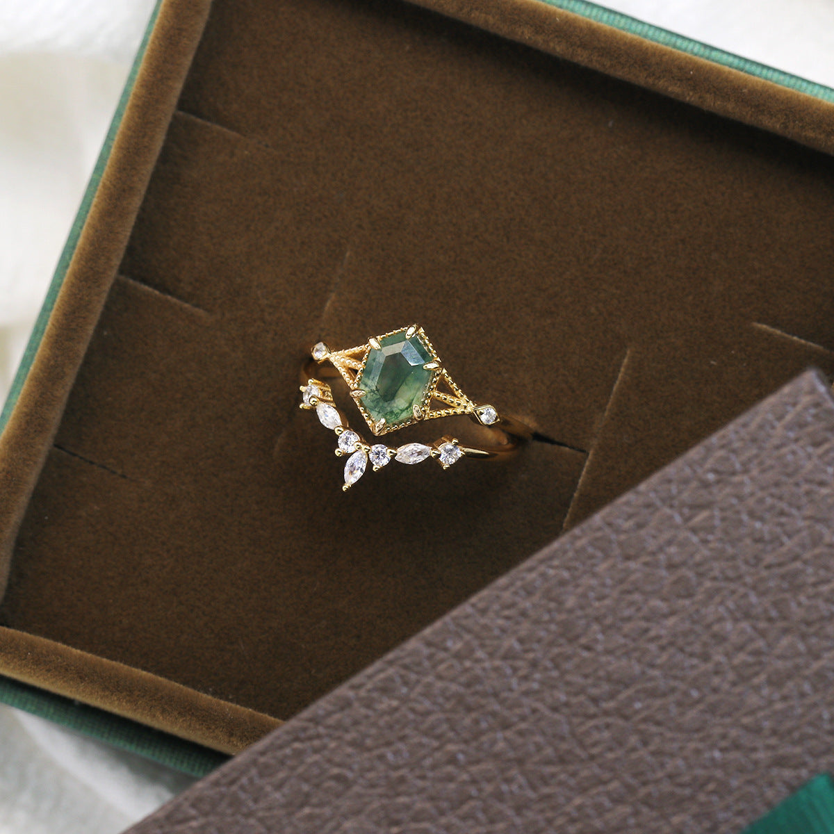 Elegante ring met natuurlijke groene mosagaat