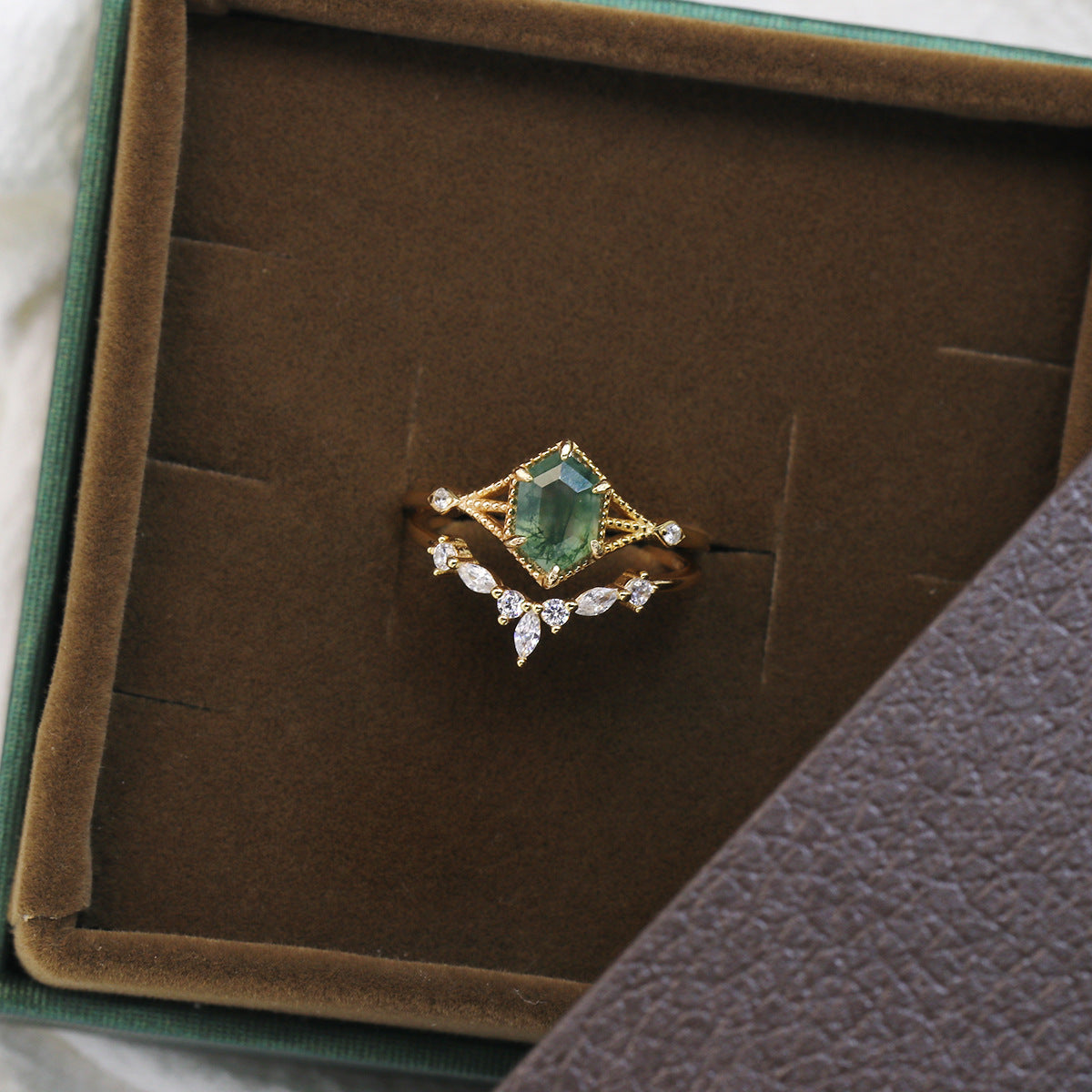 Elegante ring met natuurlijke groene mosagaat