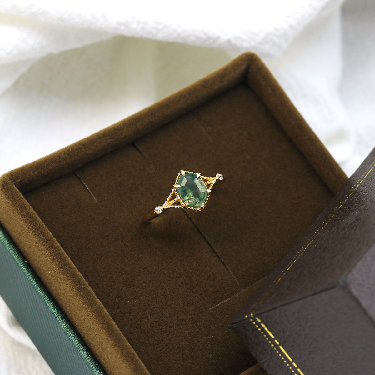 Elegante ring met natuurlijke groene mosagaat