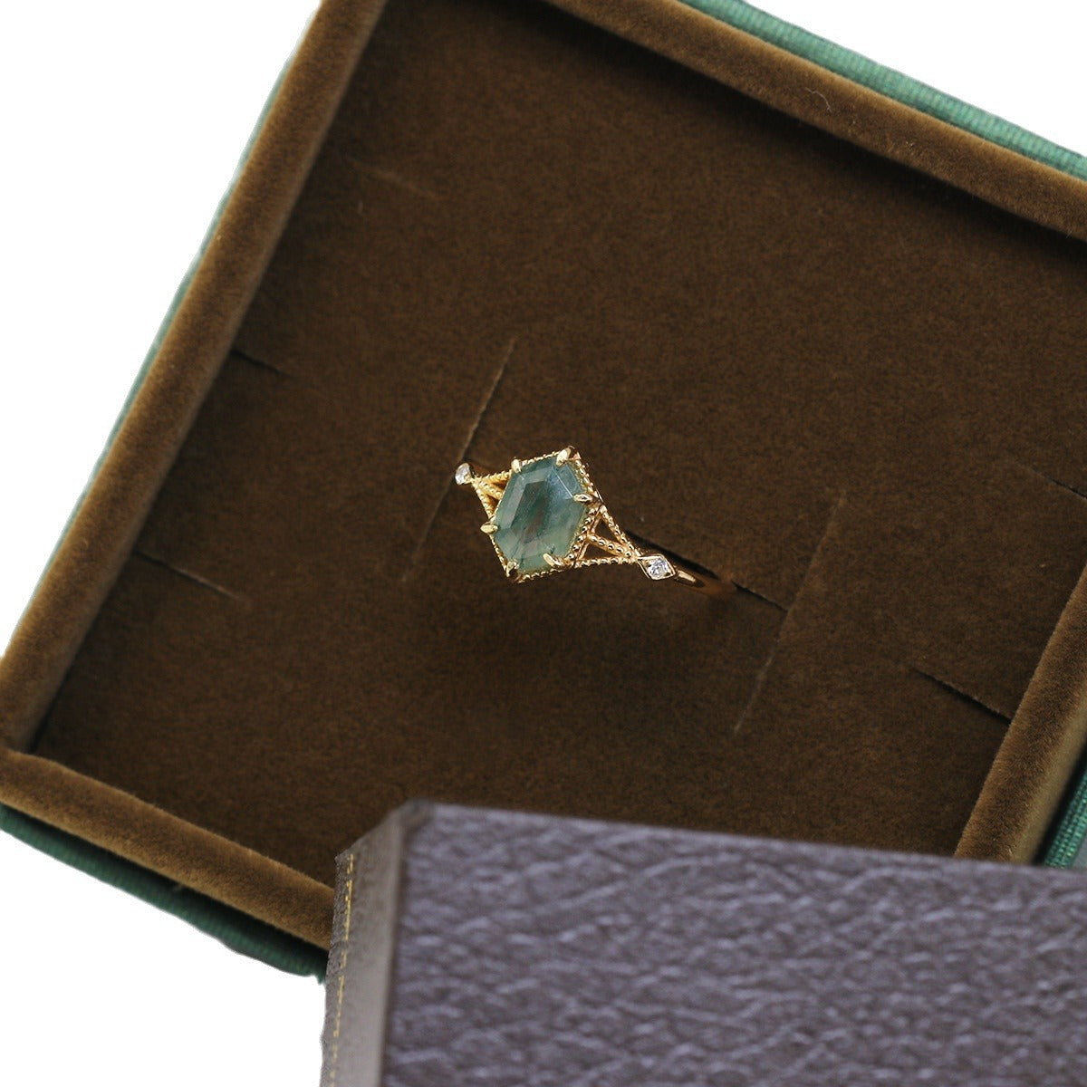 Elegante ring met natuurlijke groene mosagaat