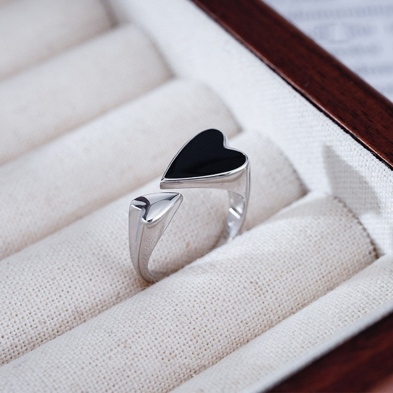 Zwart hart asymmetrische ring