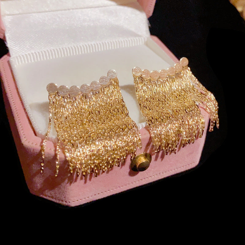 Lange oorbellen met gebogen staaf en kwast